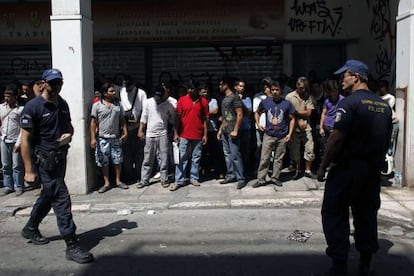 La polic&iacute;a detiene a un grupo de inmigrantes el domingo en el centro de Atenas.