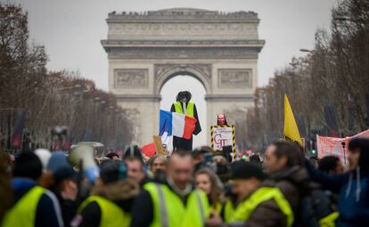 Protesta de los 'chalecos amarillos' ante el Arco del Triunfo en los Campos Elíseos de París, el pasado día 5.