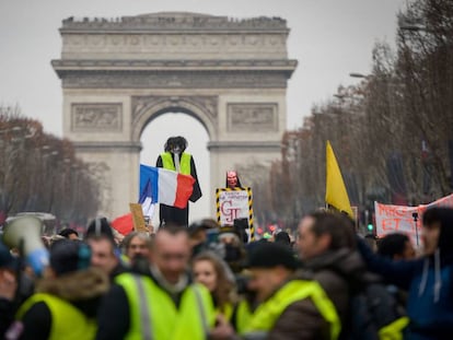 Protesta de los 'chalecos amarillos' ante el Arco del Triunfo en los Campos Elíseos de París, el pasado día 5.