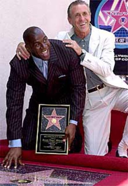 Magic Johnson junto a Pat Riley, durante el acto en el que se descubrió la placa.