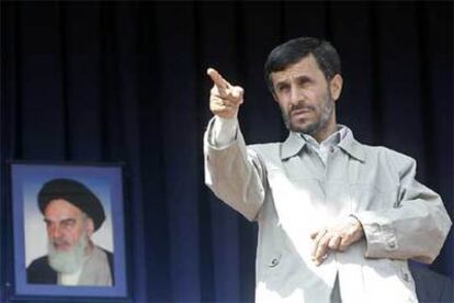 El presidente iraní, Mahmud Ahmadineyad, hoy, ante un retrato del ayatolá Jomeini, líder de la revolución islámica.
