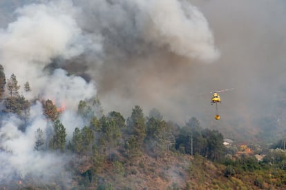 Los equipos de emergencia trabajan en el fuego de Larouco.