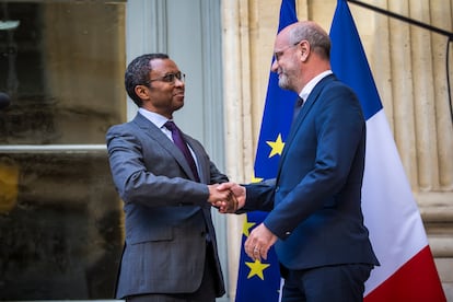 El recién nombrado ministro de Educación francés, Pap Ndiaye (a la izquierda), estrecha la mano de su precesor, Jean-Michel Blanquer.

