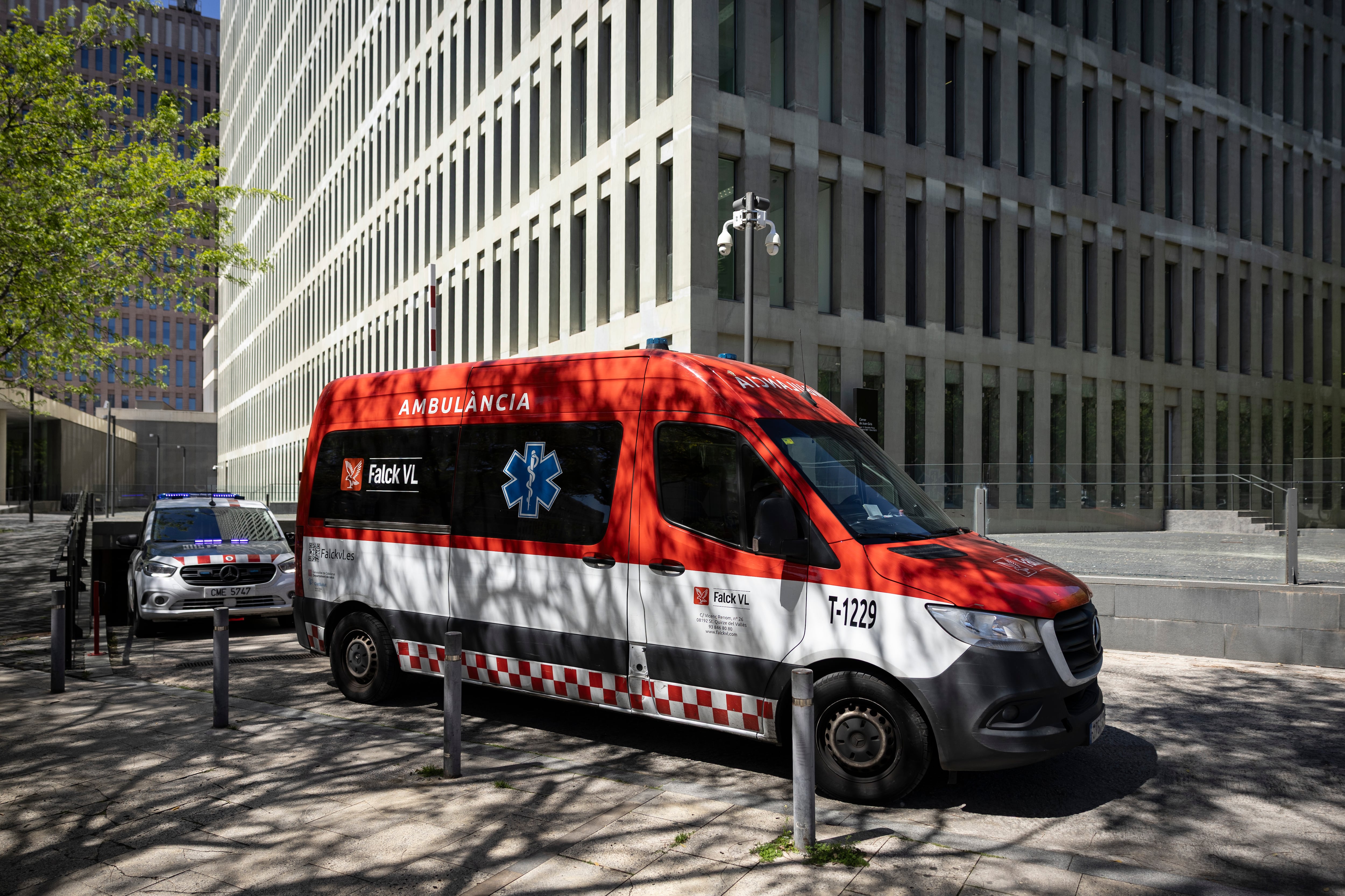 En la imagen la ambulancia que lleva a Pepe M., el hombre con problemas de salud, regresa a la prisión de Brians, donde será excarcelado. 