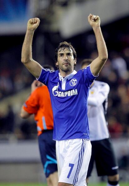 Raúl celebra la victoria de su equipo al final del partido frente al Valencia.