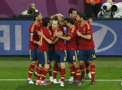 Torres celebra con sus compañeros el gol que ha abierto el marcador frente a Irlanda.