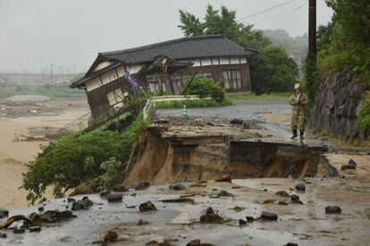 Las lluvias han supuesto para Japón uno de los mayores desastres naturales en el país en las últimas décadas. En la foto, un residente comprueba una carretera inundada de Asakura, el 7 de julio de 2017.