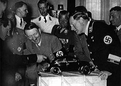 Hitler inspecciona una reproducción del mítico coche &#39;Escarabajo&#39;.