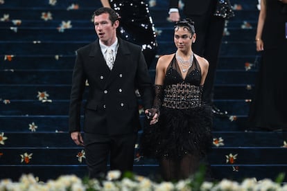No fue hasta el pasado 12 de junio cuando la cantante Dua Lipa confirmó que se había prometido con el actor Callum Turner en una entrevista con la edición británica de 'Vogue': “Es muy emocionante”, confesó entonces. La gala Met de este mismo año fue la primera a la que acudían juntos.