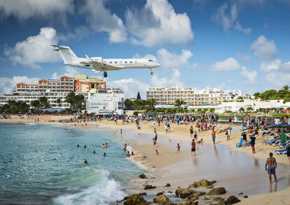 Situado en el Caribe, San Martín o Sint Maarten es uno de los países constityentes del reino de los Países Bajos. Su aeropuerto destaca por las vistas que ofrece de la isla y del océano. "En el avión mismo ya puedes ver una isla preciosa con barcos por doquier en la costa y los 'resorts' alineados cerca del aeropuerto. Al despegar, puedes captar la belleza de la isla como último recuerdo del sitio", apunta un usuario. "Vistas del agua increíbles, y el aterrizaje más sobrecogedor posible, justo sobre la playa. Tienes la sensación de que puedes extender la mano y chocarla con la gente que se está bañando debajo de ti", describe otro.