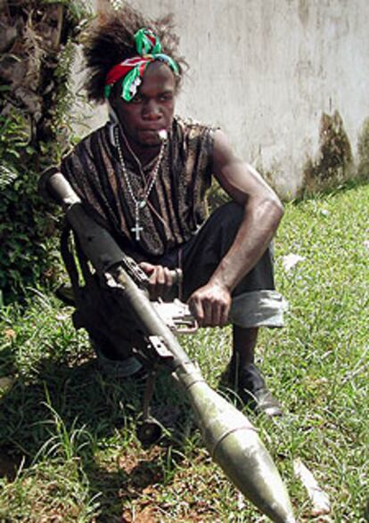 Un miembro de la milicia vigila la residencia del presidente Charles Taylor en Monrovia.