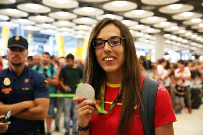 La deportista Eva Calvo (plata en taekwondo-57kg), a su llegada al Aeropuerto Adolfo Suárez Madrid - Barajas tras participar en los Juegos Olímpicos de Río 2016.
