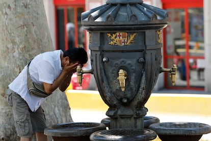 Un turista se refresca en una fuente en Barcelona este sábado. EFE/ Toni Albir
