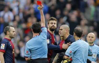 Valdés ve la roja ante Perez Lasa.