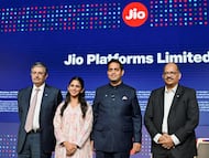Akash Ambani y su hermana Isha Ambani (en el centro) junto a dos directivos de Jio en la presentación de la salida a Bolsa en Mumbai.