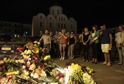 Em Kiev, algumas pessoas expressam suas condolências às vítimas do desastre em frente à Embaixada holandesa.