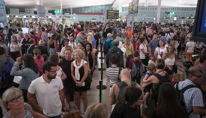 Cues al control de seguretat de la terminal 1 del Prat.