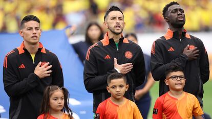 James Rodríguez, Camilo Vargas y Davinson Sánchez cantan el himno nacional antes del partido contra Costa Rica, el 28 de junio.