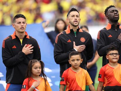James Rodríguez, Camilo Vargas y Davinson Sánchez cantan el himno nacional antes del partido contra Costa Rica, el 28 de junio.
