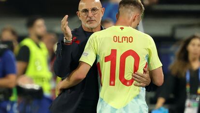 Luis de la Fuente saluda a Dani Olmo, en la victoria de España ante Albania.