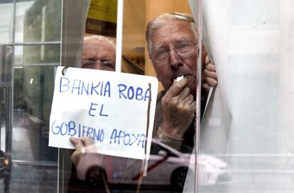 Encierro de afectados por las preferentes de Bankia en la sucursal del número 15 de la Gran Vía de Madrid.