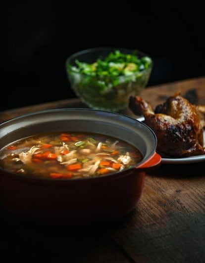 Caldo hecho con restos de pollo asado