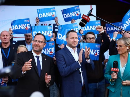 Miembros del ultra Partido de la Libertad (FPÖ) celebran este domingo en Viena los resultados electorales.