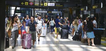 Turistas en el Aereopuerto Adolfo Su&aacute;rez de Madrid