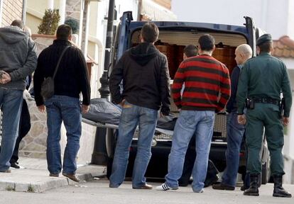 Empleados de la funeraria trasladan el cuerpo de Ivana Sanz.