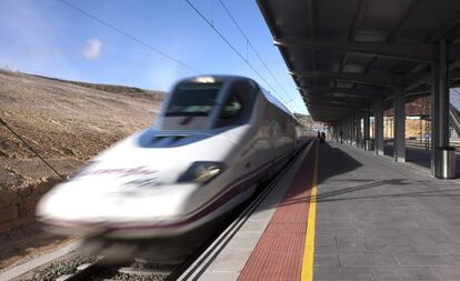 Un tren d'alta velocitat (AVE).