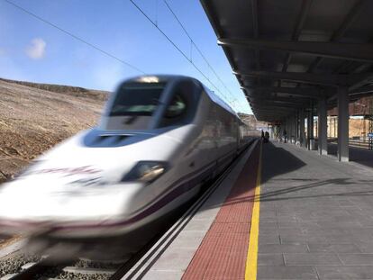 Un tren d'alta velocitat (AVE).