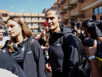 La seleccionadora femenina, Montse Tomé, y las jugadoras que han acudido al Hotel La Alameda se dirigen al autobús para poner rumbo a Valencia.