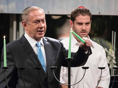 Netanyahu acende uma vela do candelabro da festa de Chanucá.