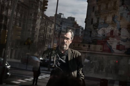 Manuel Cruz, en una calle de Barcelona