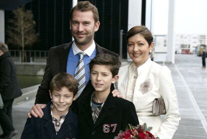 La condesa Alejandra junto a su marido, Martin J&oslash;rgensen, y sus hijos, Nicol&aacute;s y Joaqu&iacute;n, en 2011.