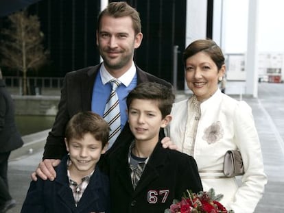 La condesa Alejandra junto a su marido, Martin J&oslash;rgensen, y sus hijos, Nicol&aacute;s y Joaqu&iacute;n, en 2011.