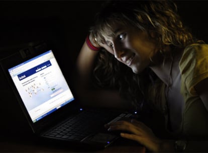 Una usuaria de Facebook delante de su ordenador.