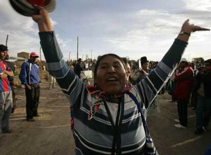Una diputada saluda mientras se dirige al lugar donde se reunió la Asamblea Constituyente en Oruro.