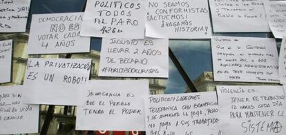 Carteles en la Puerta del Sol de Madrid