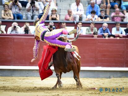 Jorge Martínez sufrió una voltereta sin consecuencias en su primer novillo.