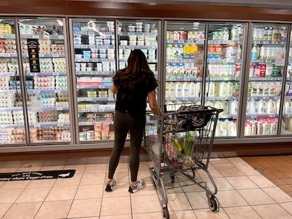 Una mujer haciendo la compra en un supermercado de Los Ángeles (California).