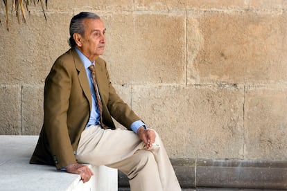 Federico Correa, arquitecto, fotografiado a la salida del MNAC (Museu Nacional d'Art de Catalunya).