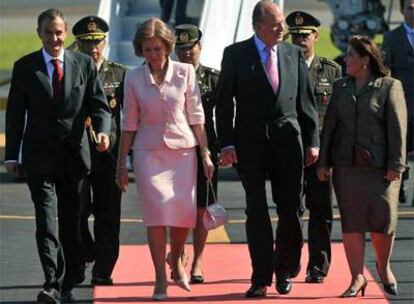 El presidente del Gobierno y los reyes Don Juan Carlos y Doña Sofía, a su llegada a El Salvador.