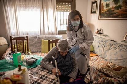 Una doctora atiende una anciana durante una visita domiciliaria en Les Roquetes del Garraf, Barcelona.