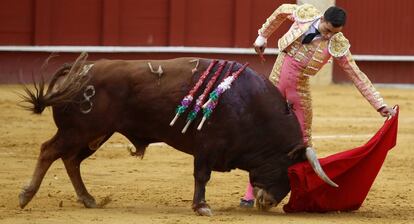 Paco Ure&ntilde;a, durante la lidia de su primer toro, ayer martes en la corrida en la plaza de La Malagueta.