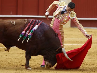 Paco Ure&ntilde;a, durante la lidia de su primer toro, ayer martes en la corrida en la plaza de La Malagueta.