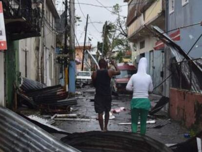 El poderoso huracán María vuelve a categoría 3 mientras pasa junta la República Dominicana