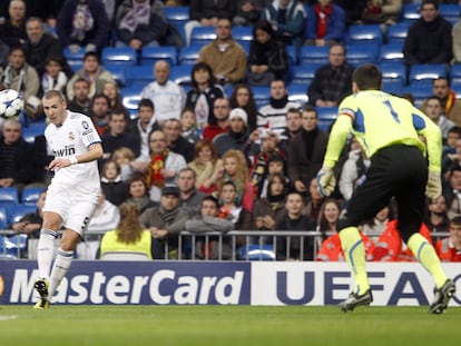 Benzema envía el balón en parábola sobre Sorín y logra su tercer gol, el cuarto del Madrid.