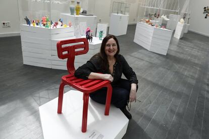 Ana Domínguez Siemens, en la foto con una silla, es la comisaria de la sala D-Espacio, que aloja esta exposición. "Hay millones de objetos en el mundo creados con esta técnica. Yo he seleccionado algunos de ellos para provocar una reflexión", cuenta.