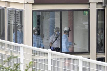 Al menos 19 personas han muerto acuchilladas en un centro para discapacitados en la ciudad de Sagamihara. En la imagen, médicos del departamento de bomberos inspeccionan el centro de discapacitados.